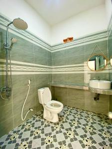 Hotel Cù Lao 3 في Tây Ninh: حمام مع مرحاض ومغسلة
