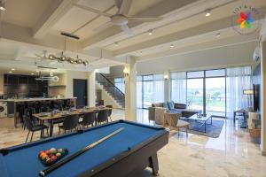 Il comprend un salon avec un billard et une cuisine. dans l'établissement KL Townhouse Villa by LilyandLoft, à Kuala Lumpur
