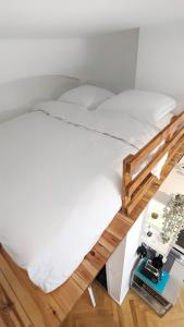 Un pat sau paturi într-o cameră la Central, cozy, designed 1-BR Apt at Akazienkiez