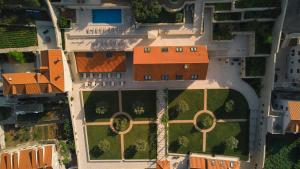 une vue sur le toit d'un bâtiment avec des toits orange dans l'établissement Palace Natali, à Dubrovnik