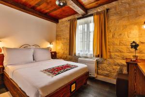 um quarto com uma cama grande e uma janela em Stara Čaršija Hotel & SPA em Bar