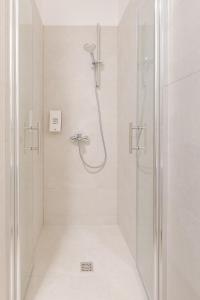 baño con ducha y puerta de cristal en Stay Swanky Bed & Breakfast en Zagreb