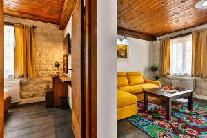 - un salon avec un canapé jaune et une table dans l'établissement Stara Čaršija Hotel & SPA, à Bar