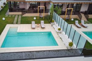 widok na basen w ogrodzie w obiekcie Peninsula Luxury & Spa w mieście Năvodari