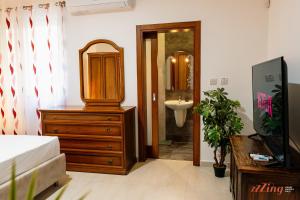 W łazience znajduje się komoda, lustro i umywalka. w obiekcie A pretty holiday home in Malta’s fishing village w mieście Marsaxlokk