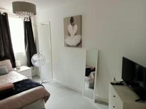 Ένα ή περισσότερα κρεβάτια σε δωμάτιο στο Cosy flat in Whitechapel, London