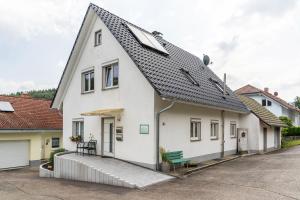 una casa bianca con tetto grigio di Haus 23 a Ettenheim