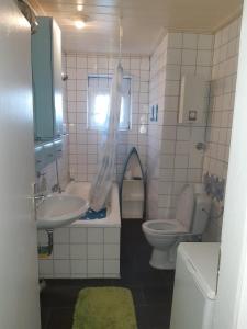 uma casa de banho com um lavatório, um WC e uma banheira em worker-flat em Gelsenkirchen
