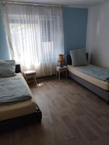 um quarto com 2 camas e uma janela em worker-flat em Gelsenkirchen