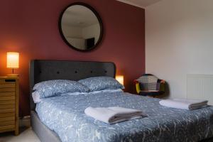 Voodi või voodid majutusasutuse Manorbier House - Caldey Island Room toas