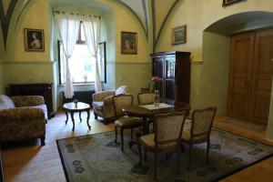 Posezení v ubytování Historické apartmány Zelenohorská pošta