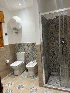 ein Bad mit einem WC und einer Dusche in der Unterkunft An Eye on Taormina in Letojanni