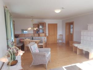 een woonkamer met stoelen en een eetkamer bij Wunderschöne Ferienwohnung mit Seeblick in Zell am Moos