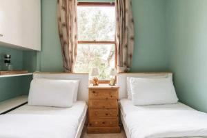 Cama o camas de una habitación en Charming 3BD Flat - 5 Minutes to Victoria Park