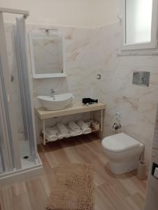 Baño blanco con lavabo y aseo en Butterfly Apartments, en Palermo