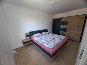 1 dormitorio con 1 cama grande y cabecero de madera en Apartments Pronavtik, en Piran