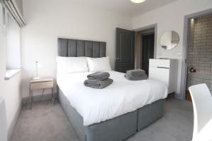 1 dormitorio con 1 cama grande y toallas. en Arlington House, Central Apartmant en Bath