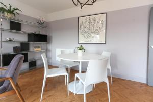 a dining room with a white table and chairs at Arlington House, Central Apartmant in Bath