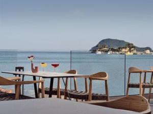 uma mesa e cadeiras com vista para o oceano em Sanpiero Island em Zakynthos