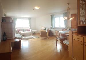 Posezení v ubytování Wunderschöne Ferienwohnung mit Seeblick + 24 fotografií