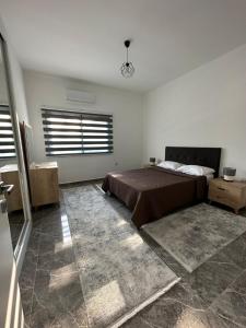 1 dormitorio con cama y ventana en Ozbilge Apartments en Kyrenia