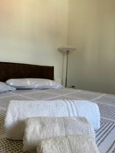 una camera da letto con un letto e due asciugamani di A due passi da a Corato