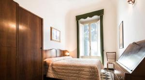 Habitación pequeña con cama y ventana en Villa San Domenico, en Castiglioncello