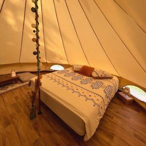 1 camera con letto in tenda di Le tipi Arc-en-ciel au bord de la rivière a Mios
