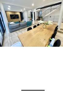 een eetkamer met een houten tafel en stoelen bij Villa proche Disneyland paris 5 chambres in Dhuisy