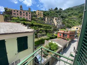 una vista da un balcone di una città con edifici di Pensione Sorriso a Vernazza