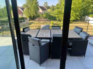 eine Terrasse mit einem Tisch und Stühlen auf dem Balkon in der Unterkunft Villa proche Disneyland paris 5 chambres 