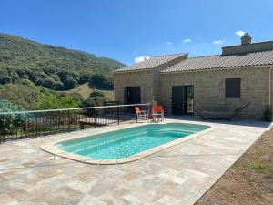 Villa Campana - Sartène في سارتين: مسبح امام بيت
