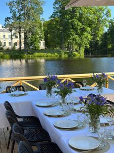 Výhled na řeku, která protéká v blízkosti hotelu