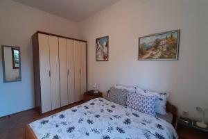 - une chambre avec un lit et deux photos sur le mur dans l'établissement Quiet & Lovely Apartment-Ičići, à Ičići