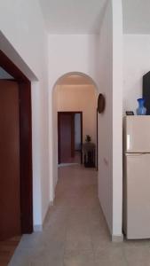 un couloir menant à une cuisine équipée d'un réfrigérateur dans l'établissement Quiet & Lovely Apartment-Ičići, à Ičići