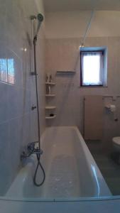 La salle de bains est pourvue d'une baignoire et de toilettes. dans l'établissement Quiet & Lovely Apartment-Ičići, à Ičići