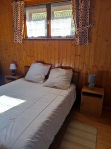 Postel nebo postele na pokoji v ubytování chalet du cypres