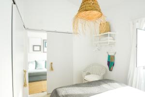 una camera da letto con un letto e uno specchio di Casa do Povo (casa com piscina no centro de Alcácer) ad Alcácer do Sal Altre 6 foto