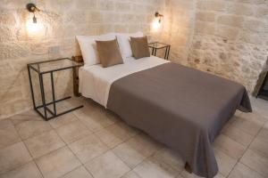 - une chambre avec un grand lit et 2 tables de chevet dans l'établissement Cà del Centro, à Manfredonia