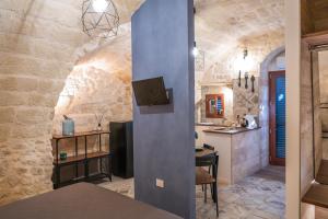 Zimmer mit Küche und Wohnzimmer in der Unterkunft Cà del Centro in Manfredonia