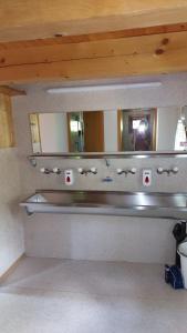 ein Badezimmer mit einem Spiegel und einem Waschbecken in der Unterkunft Alla Capanna in Verdasio