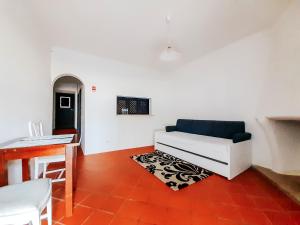 a living room with a couch and a table at O Conventinho in Évora