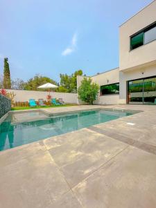 una piscina frente a una casa en L'Attrape Rêves en Villelongue-dels-Monts