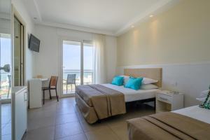 Postel nebo postele na pokoji v ubytování Hotel Augustus- Davanti a noi c'è solo il mare + 37 fotografií