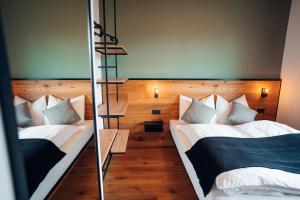 Tempat tidur dalam kamar di Pur-INN das Gästehaus