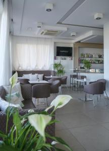 TV a/nebo společenská místnost v ubytování Hotel Augustus- Davanti a noi c'è solo il mare