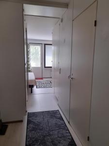 un pasillo con puertas blancas y una alfombra en Laaksotie, en Heinävesi