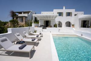 Paros Breeze Luxury Villa في دريوس: فيلا بمسبح وبيض