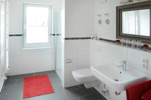 グロヴェにあるFerienwohnung Sandstrandの白いバスルーム(洗面台、トイレ付)