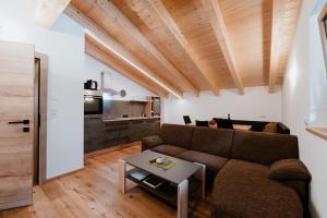 ein Wohnzimmer mit einem Sofa und einem Tisch in der Unterkunft Apart GuetGeanLossn in Längenfeld